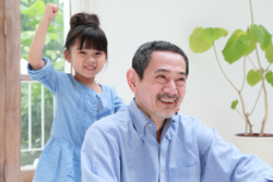 重い肩こりを解消する「肩もみ・肩たたき」の正しい方法