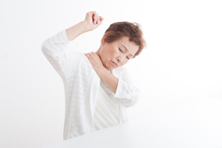 その肩こりの原因は本当に「更年期」? 肩こりに併発する病気の特徴