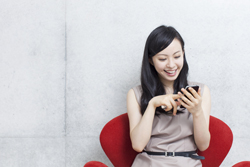 スマホも肩こりの原因に?! 肩こりを防ぐスマホの使い方