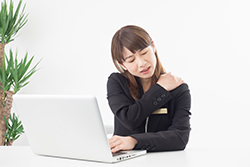 知っておきたい！ 眼精疲労と肩こりの関係性