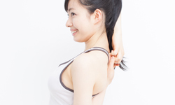 肩こりに効果的!「肩甲骨はがし」ストレッチのやり方