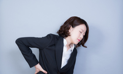 その痛み、ただの腰痛じゃないかも!? 病院に行くべき腰痛とは